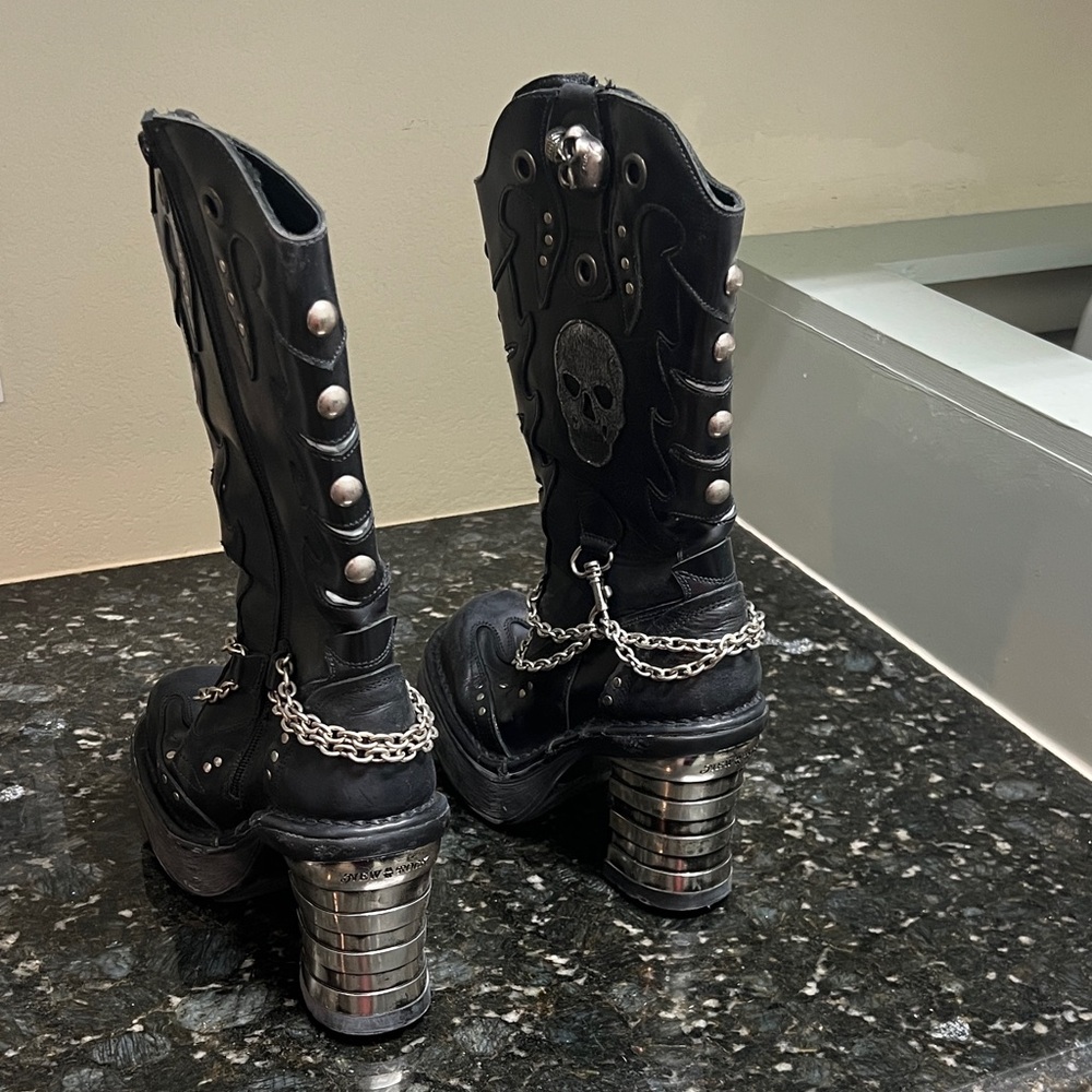 Black Skull Chain Heeled Boots - Picture 4 of 5